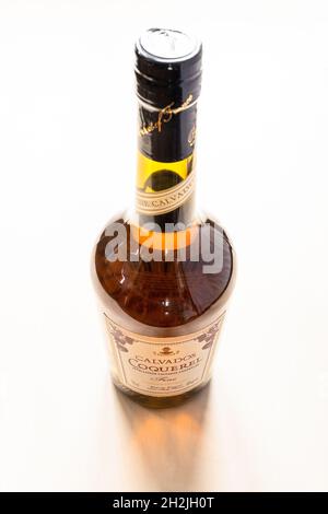 Mosca, Russia - 30 settembre 2021: Bottiglia chiusa con francese Coquerel Calvados fine su tavolo marrone chiaro. Coquerel calvados è stato fondato nel Manoi Foto Stock