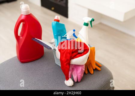 Sfondo natalizio minimo con prodotti chimici per la casa. Plastica. Felice Anno Nuovo. Pulizia casa e appartamento prima di Natale. Foto Stock