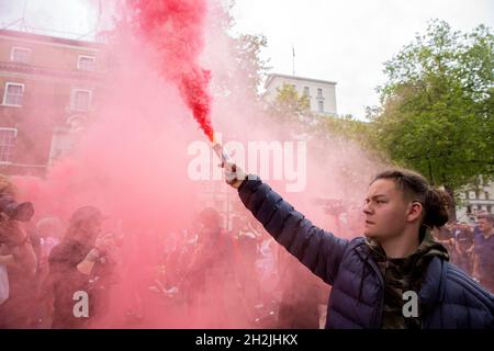 People marciano durante un raduno Unite per la libertà nel centro di Londra, 29 maggio 2021. La dimostrazione è contro i cosiddetti passaporti per vaccini. Foto Stock