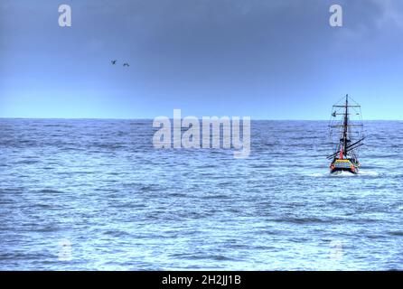 Una barca turistica naviga verso il Mare del Nord da Whitby nello Yorkshire Foto Stock