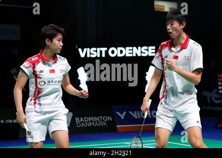 Odense, Danimarca. 22 ottobre 2021. Feng Yanzhe/Du Yue of China gareggia contro Praveen Jordan/Melati Daeva Oktavianti in Indonesia durante una partita finale mista doppia al Victor Denmark Open 2021 di Odense, Danimarca, 22 ottobre 2021. Credit: Zhang Cheng/Xinhua/Alamy Live News Foto Stock