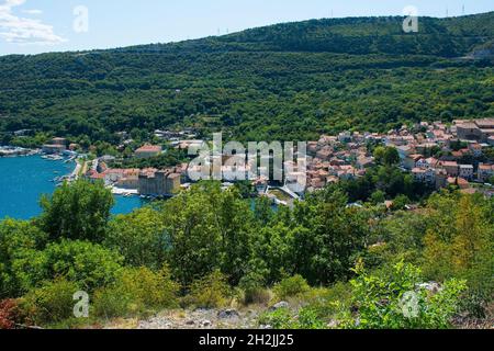 La piccola città di Bakar nella contea di Primorje-Gorski Kotar nella Croazia occidentale Foto Stock