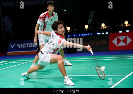 Odense, Danimarca. 22 ottobre 2021. Feng Yanzhe/Du Yue (R) della Cina gareggia contro Praveen Jordan/Melati Daeva Oktavianti dell'Indonesia durante un match misto raddoppia il quarto finale al Victor Denmark Open 2021 di Odense, Danimarca, 22 ottobre 2021. Credit: Zhang Cheng/Xinhua/Alamy Live News Foto Stock