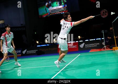 Odense, Danimarca. 22 ottobre 2021. Feng Yanzhe/Du Yue (R) della Cina gareggia contro Praveen Jordan/Melati Daeva Oktavianti dell'Indonesia durante un match misto raddoppia il quarto finale al Victor Denmark Open 2021 di Odense, Danimarca, 22 ottobre 2021. Credit: Zhang Cheng/Xinhua/Alamy Live News Foto Stock