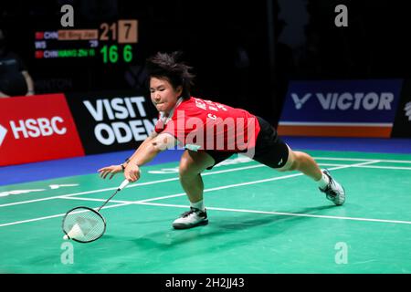 Odense, Danimarca. 22 ottobre 2021. Bingjiao compete durante una partita finale di un quarto singolo femminile tra He Bingjiao della Cina e Wang Zhiyi della Cina al Victor Denmark Open 2021 a Odense, Danimarca, 22 ottobre 2021. Credit: Zhang Cheng/Xinhua/Alamy Live News Foto Stock