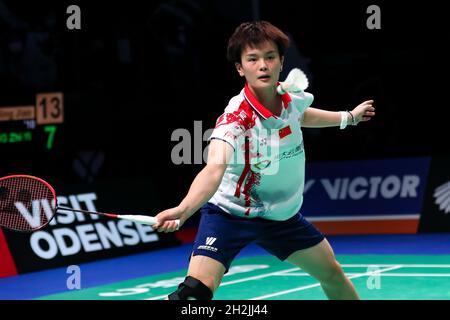 Odense, Danimarca. 22 ottobre 2021. Wang Zhiyi compete durante una partita finale di un quarto singolo femminile tra He Bingjiao della Cina e Wang Zhiyi della Cina al Victor Denmark Open 2021 a Odense, Danimarca, 22 ottobre 2021. Credit: Zhang Cheng/Xinhua/Alamy Live News Foto Stock