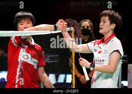 Odense, Danimarca. 22 ottobre 2021. Bingjiao (L) e Wang Zhiyi reagiscono dopo una partita finale di un quarto singolo femminile tra He Bingjiao della Cina e Wang Zhiyi della Cina al Victor Denmark Open 2021 a Odense, Danimarca, 22 ottobre 2021. Credit: Zhang Cheng/Xinhua/Alamy Live News Foto Stock