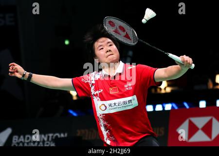 Odense, Danimarca. 22 ottobre 2021. Bingjiao compete durante una partita finale di un quarto singolo femminile tra He Bingjiao della Cina e Wang Zhiyi della Cina al Victor Denmark Open 2021 a Odense, Danimarca, 22 ottobre 2021. Credit: Zhang Cheng/Xinhua/Alamy Live News Foto Stock