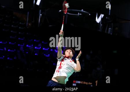 Odense, Danimarca. 22 ottobre 2021. Wang Zhiyi compete durante una partita finale di un quarto singolo femminile tra He Bingjiao della Cina e Wang Zhiyi della Cina al Victor Denmark Open 2021 a Odense, Danimarca, 22 ottobre 2021. Credit: Zhang Cheng/Xinhua/Alamy Live News Foto Stock