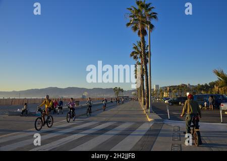 Uno splendido tramonto invernale sul lungomare panoramico, Santa Monica CA Foto Stock