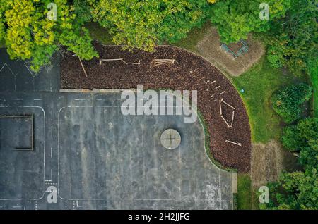 Muelheim an der Ruhr, Renania settentrionale-Vestfalia, Germania - Schoolyard unsealing, vista dall'alto della nuova area scolastica del elementare Foto Stock