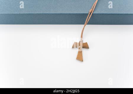 Isolato mano fatto croce tau legno - lettera greca tau Foto stock - Alamy