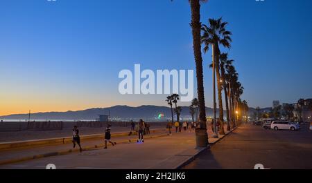 Uno splendido tramonto invernale sul lungomare panoramico, Santa Monica CA Foto Stock