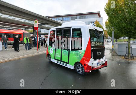 Iserlohn, Renania Settentrionale-Vestfalia, Germania - autobus elettrici autonomi alla stazione ferroviaria della città, un totale di due autobus elettrici automatizzati sono in funzione r Foto Stock