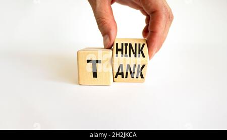 Think Tank. L'uomo d'affari trasforma un cubo di legno e cambia la parola 'serbatoio' in 'pensare' o viceversa. Bella tabella bianca, sfondo bianco, copia Foto Stock