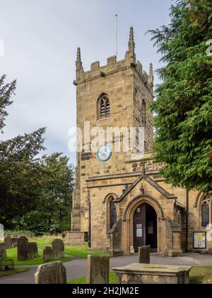 Chiesa parrocchiale di San Lorenzo nel villaggio di Eyam, Derbyshire, Regno Unito; i primi parti della chiesa data dal XIII secolo Foto Stock