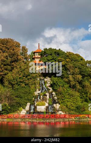 La Pagoda Cinese attraverso il lago a Peasholm Park a Scarborough, North Yorkshire, Inghilterra Foto Stock