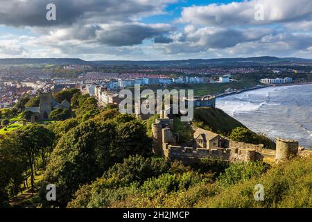 L'ingresso al Castello di Scarborough e alla Baia Nord con una vista della città e della chiesa di St Mary, North Yorkshire, Inghilterra Foto Stock