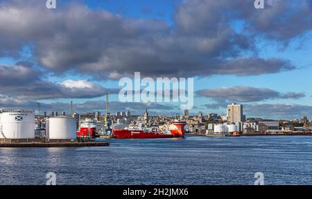 ABERDEEN CITTÀ SCOZIA IL PORTO CALEDONIAN GIACENZA DI PETROLIO CARRI ARMATI ORMEGGIATI NAVI E SKYLINE DELLA CITTÀ Foto Stock