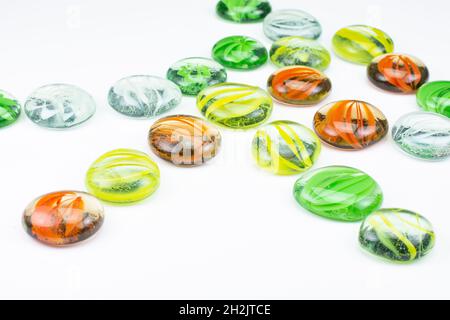 marmi di vetro colorati su sfondo bianco Foto Stock