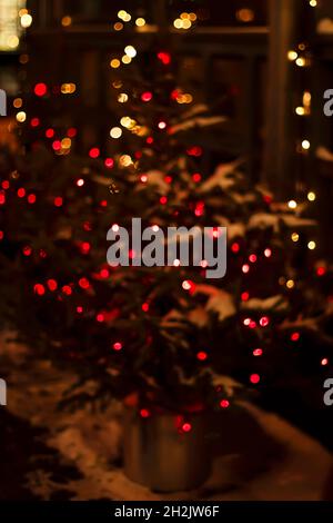 Bokeh, sfocate, texture. Festa di Natale albero decorato con spie luminose di ghirlande. Illuminazione notturna sulla strada. Decorazioni di Natale con l Foto Stock