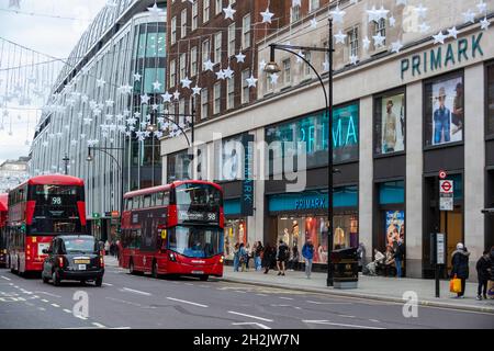 Londra, Regno Unito. 22 ottobre 2021. Le decorazioni di Natale sono sospese in testa davanti all'interruttore delle luci di Natale di Oxford Street nelle prossime settimane. I rivenditori sperano che gli acquirenti tornino in gran numero e non vengano scoraggiati da possibili carenze di prodotti e pressioni inflazionistiche. Credit: Stephen Chung / Alamy Live News Foto Stock