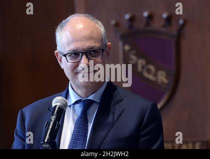 Roma, Italia. 22 ottobre 2021. Roma 22/10/2021 il nuovo Sindaco di Roma Roberto Gualtieri nella sala Giulio Cesare del Campidoglio Credit: Agenzia fotografica indipendente/Alamy Live News Foto Stock