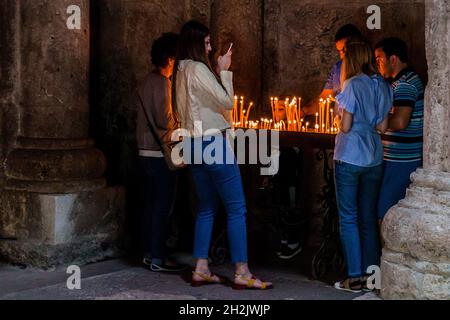 HAGHARTSIN, ARMENIA - 11 LUGLIO 2017: I devoti bruciano candele nel monastero di Haghartsin in Armenia Foto Stock