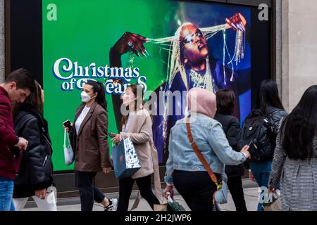 Londra, Regno Unito. 22 ottobre 2021. Shoppers pass Selfridges 'negozio finestre decorate per Natale in Oxford Street. Con l'avvicinarsi del Natale, c'è preoccupazione tra alcuni medici professionisti che il governo britannico può essere troppo lento ad agire come il numero di casi positivi segnalati di Covid-19 continua ad aumentare con 52,009 casi riportati il 21 ottobre. Credit: Stephen Chung / Alamy Live News Foto Stock