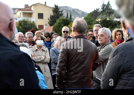 Marsiglia, Francia. 21 ottobre 2021. I manifestanti hanno visto ascoltare i discorsi durante la dimostrazione. I residenti dei distretti settentrionali di Marsiglia si sono riuniti per protestare contro l'eccessivo inquinamento provocato dalle navi da crociera. Credit: SOPA Images Limited/Alamy Live News Foto Stock