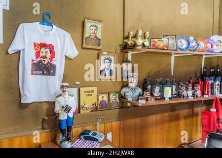 GORI, GEORGIA - 15 LUGLIO 2017: Negozio di souvenir del museo Stalin nella città di Gori, Georgia. Foto Stock