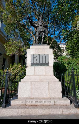 Statua in bronzo del capitano Robert Falcon Scott (1868-1912), marinaio ed esploratore, scolpita dalla vedova Kathleen Scott, Waterloo Place, Londra, Inghilterra Foto Stock