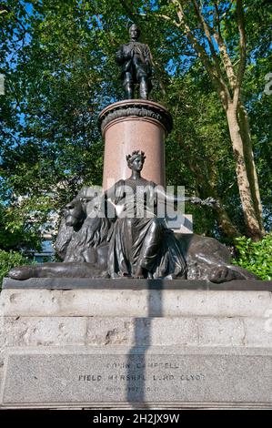 Statua di Colin Campbell, Lord Clyde (1792-1863), con statua allegorica di Britannia e Leone, di Carlo Marochetti, Waterloo Place, Londra, Inghilterra Foto Stock