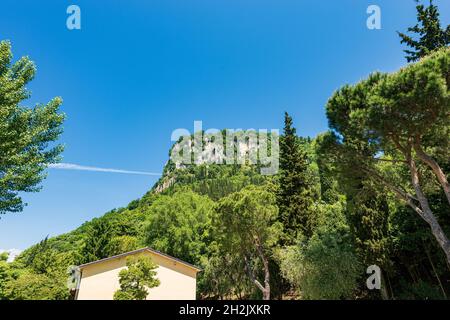 Collina chiamata Rocca di Garda, sulla costa del Lago di Garda, di fronte al piccolo borgo di Garda, provincia di Verona, Veneto, Italia, Sud Europa. Foto Stock