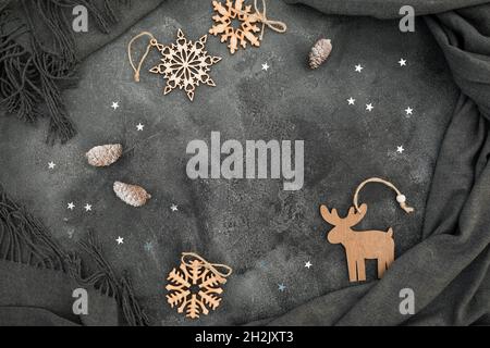 Telaio invernale di Capodanno. Decorazioni natalizie su sfondo scuro. Disposizione piatta, vista dall'alto. Foto Stock