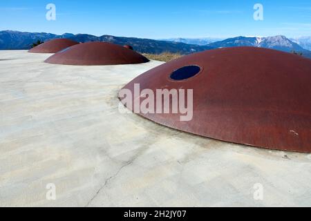 Cupole restaurate, del forte militare italiano della prima guerra mondiale: Campolongo, sull'altopiano di Asiago Foto Stock