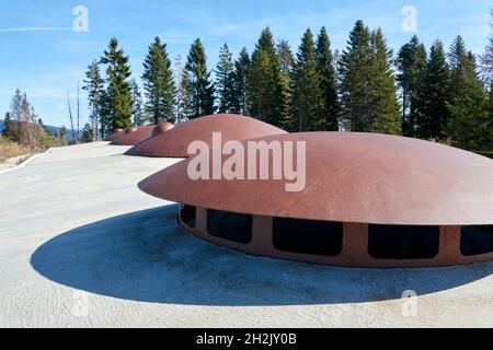 Cupole restaurate, del forte militare italiano della prima guerra mondiale: Campolongo, sull'altopiano di Asiago Foto Stock