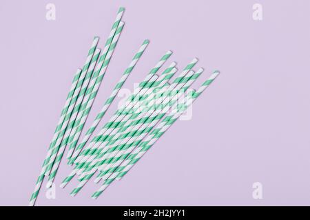 Vista dall'alto della pila di cannucce da bere monouso in carta. Foto Stock