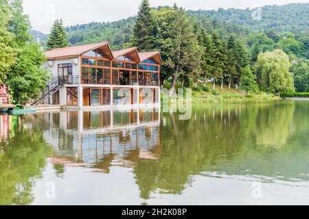 Vista di un lago nella città di Dilijan, Armenia Foto Stock