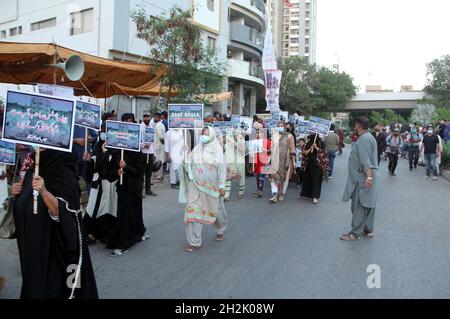 Pakistan. 22 ottobre 2021. I residenti colpiti della Nasla Tower stanno tenendo una dimostrazione di protesta contro la demolizione dell'edificio a 15 piani, fuori dalla Nasla Tower situato su Shahrah-e-Faisal a Karachi venerdì 22 ottobre 2021. Il distretto orientale di Karachi emette un avviso ai residenti della Torre Nasla per lasciare i locali entro il 27 ottobre o per far fronte a un'azione legale. Il mese scorso la Corte Suprema aveva respinto una petizione di revisione che chiedeva alla Corte di riprendere l'ordine di demolire la Torre Nasla. Credit: Asianet-Pakistan/Alamy Live News Foto Stock