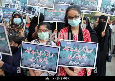 Pakistan. 22 ottobre 2021. I residenti colpiti della Nasla Tower stanno tenendo una dimostrazione di protesta contro la demolizione dell'edificio a 15 piani, fuori dalla Nasla Tower situato su Shahrah-e-Faisal a Karachi venerdì 22 ottobre 2021. Il distretto orientale di Karachi emette un avviso ai residenti della Torre Nasla per lasciare i locali entro il 27 ottobre o per far fronte a un'azione legale. Il mese scorso la Corte Suprema aveva respinto una petizione di revisione che chiedeva alla Corte di riprendere l'ordine di demolire la Torre Nasla. Credit: Asianet-Pakistan/Alamy Live News Foto Stock