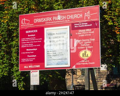 21.10.21 Ormskirk, Lancashire, Regno Unito. La Chiesa di San Pietro e San Paolo si trova nella città mercato di Ormskirk, Lancashire, Inghilterra. Risalente a non più tardi tha Foto Stock