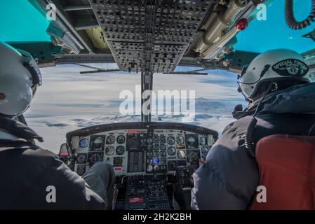 Una vista POV di un elicottero che vola verso il Monte Erebus Antartide. Foto Stock