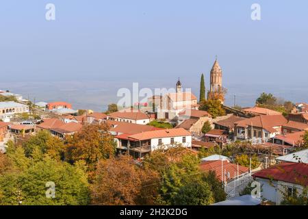 Incredibile centro storico del villaggio Sighnaghi nella regione di Kakheti, Georgia. Case tradizionali con la Valle Alazani sullo sfondo. Vino georgiano Foto Stock