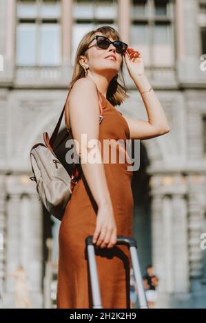 Donna turistica che cammina fuori dalla stazione ferroviaria di Anversa Foto Stock