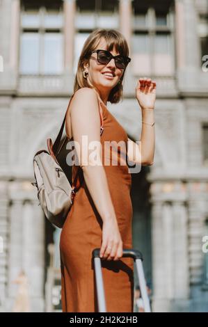 Donna turistica che cammina fuori dalla stazione ferroviaria di Anversa Foto Stock