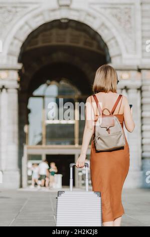 Donna turistica che cammina fuori dalla stazione ferroviaria di Anversa Foto Stock