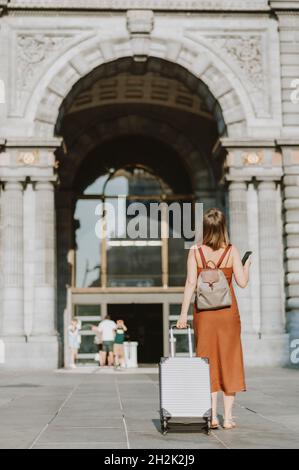 Donna turistica che cammina fuori dalla stazione ferroviaria di Anversa Foto Stock