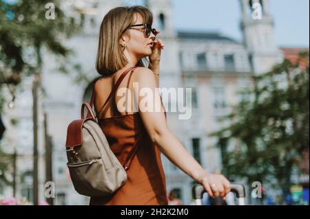 Donna turistica che cammina fuori dalla stazione ferroviaria di Anversa Foto Stock