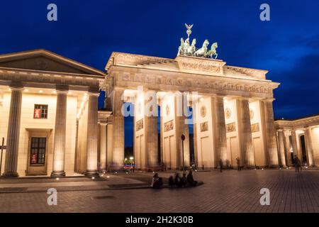 BERLINO, GERMANIA - 6 SETTEMBRE 2017: Tramonto alla porta di Brandeburgo di Brandenburger. Foto Stock